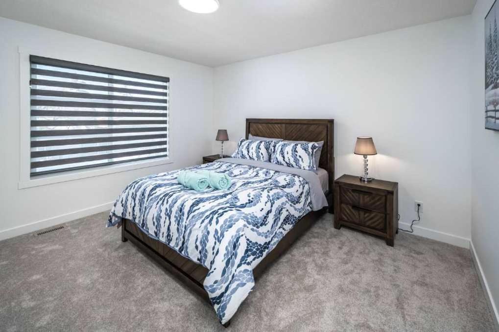 Together! 2 Family Units, Sleeps 16! Free Banff Pass, Parking, Wine, Bbq, & Netflix! Calgary