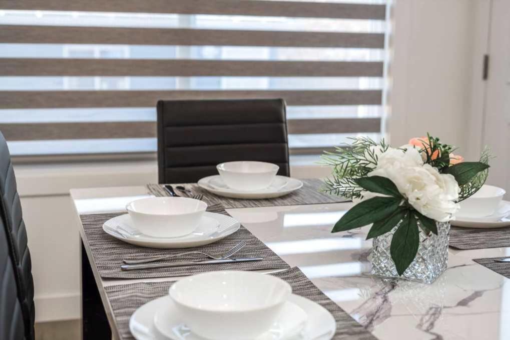 Together! 2 Family Units, Sleeps 16! Free Banff Pass, Parking, Wine, Bbq, & Netflix! * Calgary