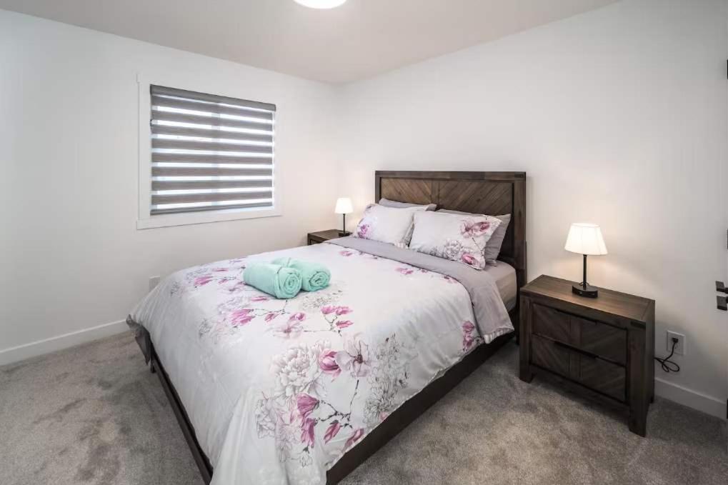 Hébergement de vacances Together! 2 Family Units, Sleeps 16! Free Banff Pass, Parking, Wine, Bbq, & Netflix!