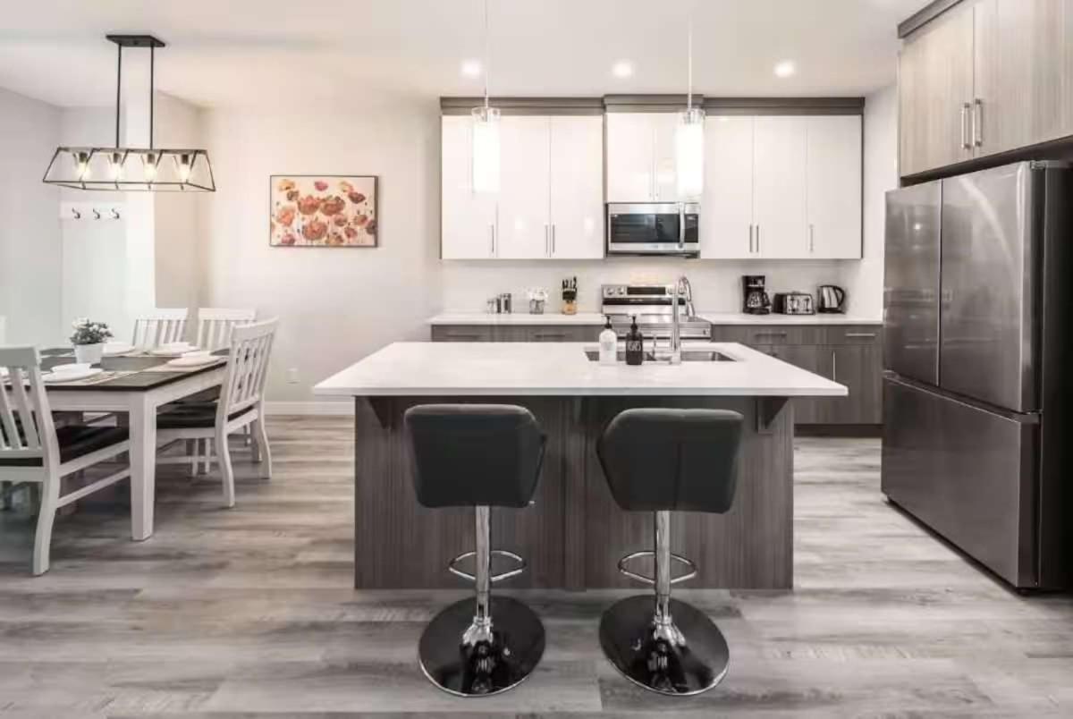 Together! 2 Family Units, Sleeps 16! Free Banff Pass, Parking, Wine, Bbq, & Netflix! Hébergement de vacances *