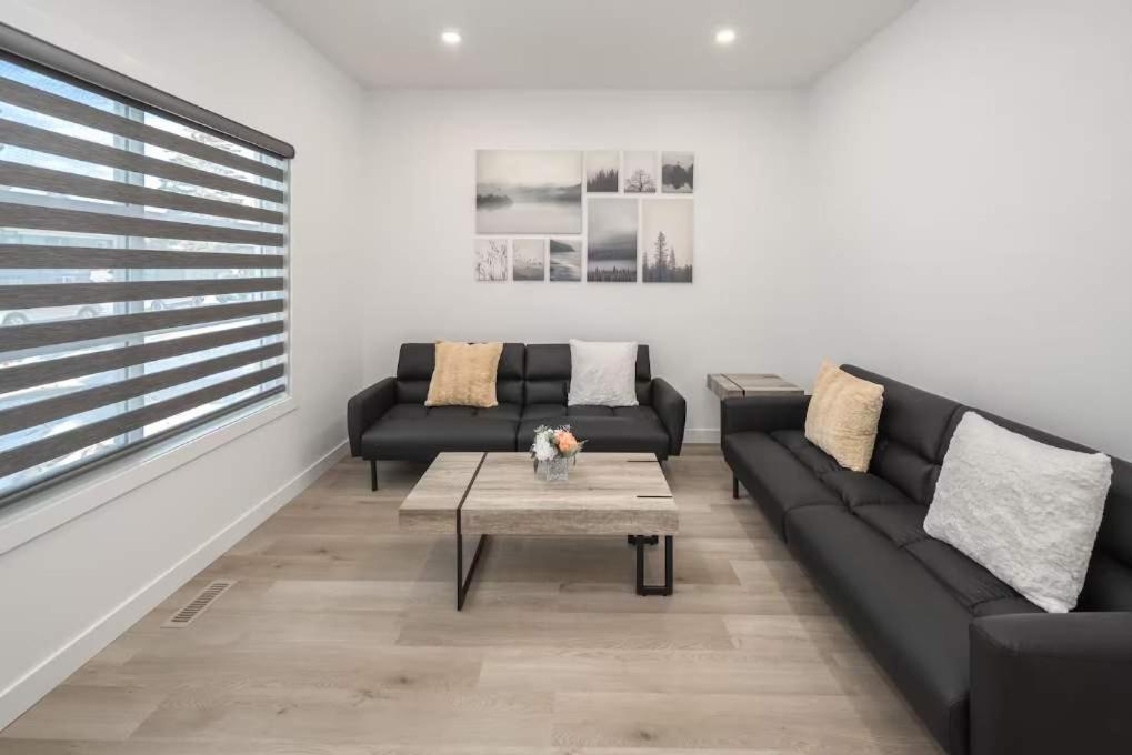 Together! 2 Family Units, Sleeps 16! Free Banff Pass, Parking, Wine, Bbq, & Netflix! Calgary