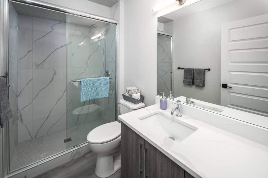 Together! 2 Family Units, Sleeps 16! Free Banff Pass, Parking, Wine, Bbq, & Netflix! *