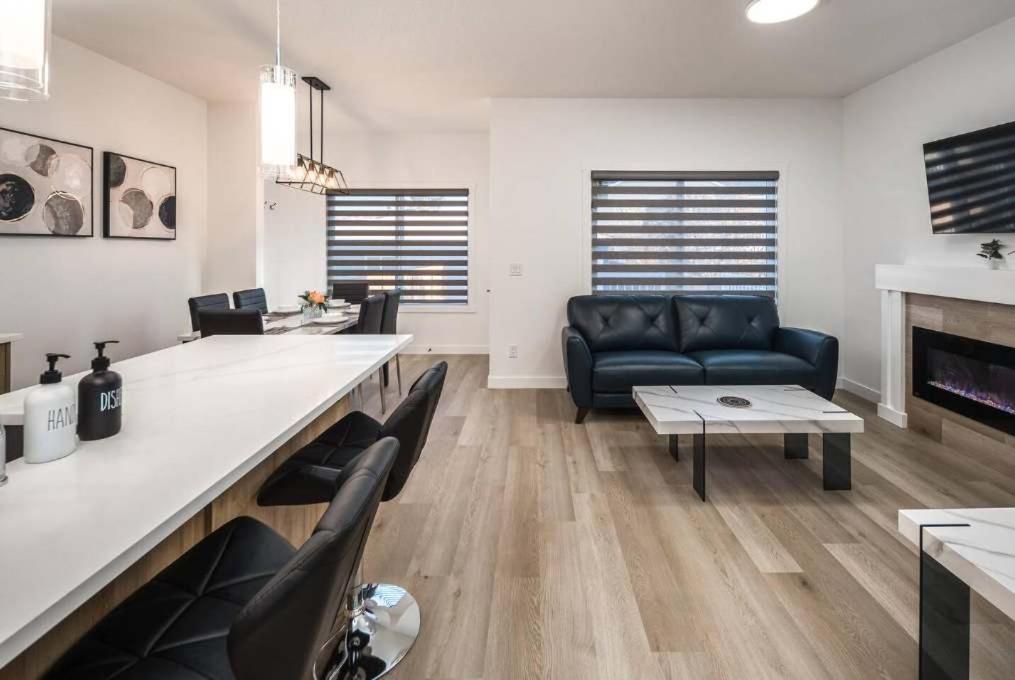 Together! 2 Family Units, Sleeps 16! Free Banff Pass, Parking, Wine, Bbq, & Netflix!