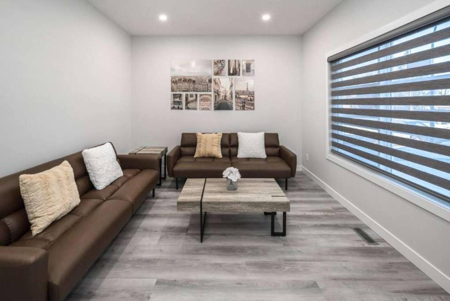 Holiday home Together! 2 Family Units, Sleeps 16! Free Banff Pass, Parking, Wine, Bbq, & Netflix! Calgary