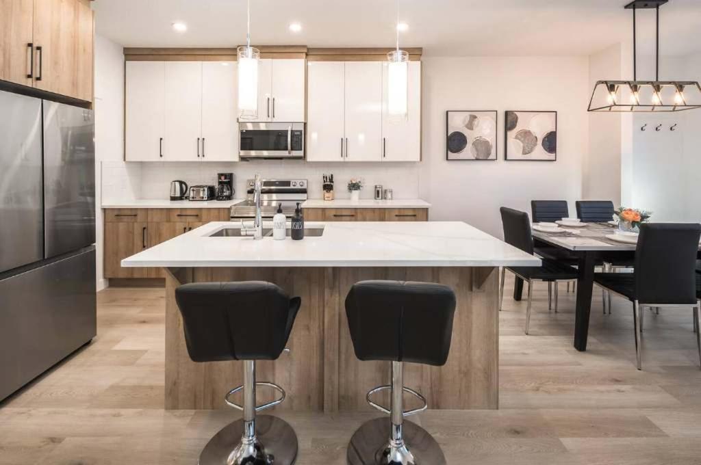 Together! 2 Family Units, Sleeps 16! Free Banff Pass, Parking, Wine, Bbq, & Netflix!